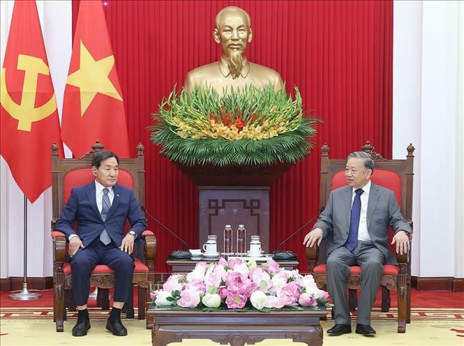 Tổng B&iacute; thư T&ocirc; L&acirc;m tiếp &ocirc;ng Park Chang Dal, Đặc ph&aacute;i vi&ecirc;n của Tổng thống H&agrave;n Quốc. Ảnh: Thống Nhất/TTXVN