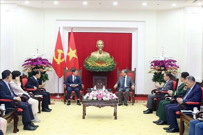 Tổng B&iacute; thư T&ocirc; L&acirc;m tiếp &ocirc;ng Park Chang Dal, Đặc ph&aacute;i vi&ecirc;n của Tổng thống H&agrave;n Quốc. Ảnh: Thống Nhất/TTXVN
