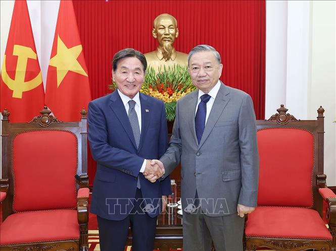 Tổng B&iacute; thư T&ocirc; L&acirc;m tiếp &ocirc;ng Park Chang Dal, Đặc ph&aacute;i vi&ecirc;n của Tổng thống H&agrave;n Quốc. Ảnh: Thống Nhất/TTXVN