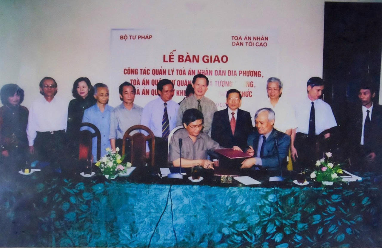 Lễ b&agrave;n giao c&ocirc;ng t&aacute;c quản l&yacute; t&ograve;a &aacute;n nh&acirc;n d&acirc;n địa phương, t&ograve;a &aacute;n qu&acirc;n sự qu&acirc;n khu v&agrave; tương đương, t&ograve;a &aacute;n qu&acirc;n sự khu vực về mặt tổ chức từ Bộ Tư ph&aacute;p sang T&ograve;a &aacute;n nh&acirc;n d&acirc;n tối cao. (Ảnh: Ph&ograve;ng truyền thống Bộ Tư ph&aacute;p)