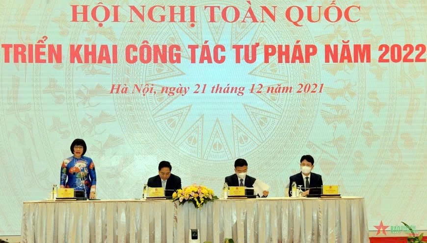 Hội nghị to&agrave;n quốc triển khai c&ocirc;ng t&aacute;c tư ph&aacute;p năm 2022. Thủ tướng Phạm Minh Ch&iacute;nh, Bộ trưởng Bộ Tư ph&aacute;p L&ecirc; Th&agrave;nh Long v&agrave; c&aacute;c thứ trưởng Bộ Tư ph&aacute;p đồng chủ tr&igrave; hội nghị tại điểm cầu Trung ương, ng&agrave;y 21/12/2021. (Ảnh: qdnd.vn)