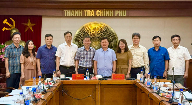 Ng&agrave;y 5/5/2025, Thanh tra Ch&iacute;nh phủ v&agrave; Bộ Tư ph&aacute;p đ&atilde; tổ chức buổi l&agrave;m việc li&ecirc;n quan đến việc b&agrave;n giao v&agrave; tiếp nhận đơn vị Thanh tra Bộ Tư ph&aacute;p do Ph&oacute; Tổng Thanh tra L&ecirc; Tiến Đạt (thứ 5 từ tr&aacute;i qua) v&agrave; Thứ trưởng Bộ Tư ph&aacute;p Mai Lương Kh&ocirc;i (thứ 5 từ phải qua) đồng chủ tr&igrave;. Ảnh: moj.gov.vn