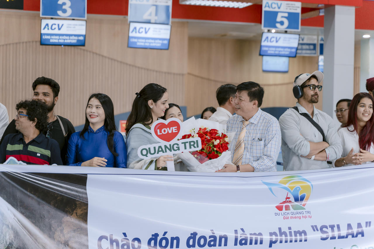 Đại diện Sở Văn h&oacute;a Thể thao v&agrave; Du lịch tỉnh Quảng Trị tặng hoa cho diễn vi&ecirc;n bộ phim SILAA.
