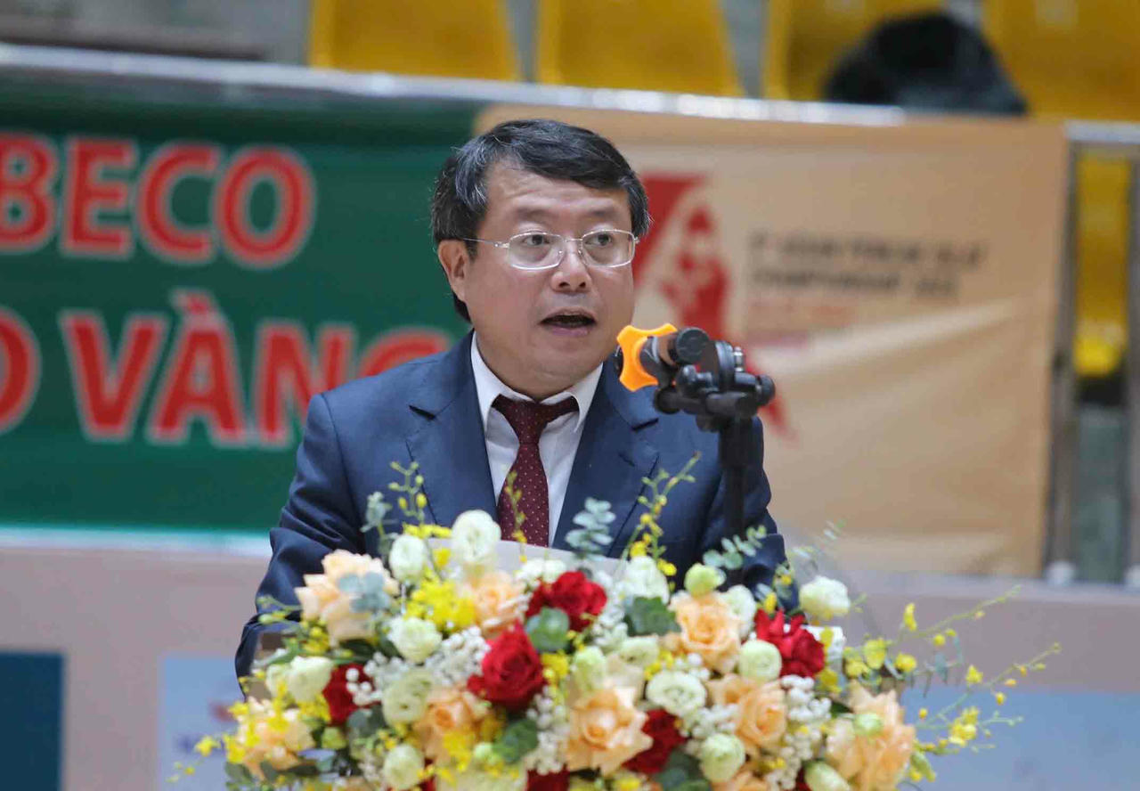 &Ocirc;ng Dương Tất Thắng - Ph&oacute; Chủ tịch UBND tỉnh H&agrave; Tĩnh, Trưởng Ban tổ chức ph&aacute;t biểu bế mạc giải đấu. Ảnh: PV