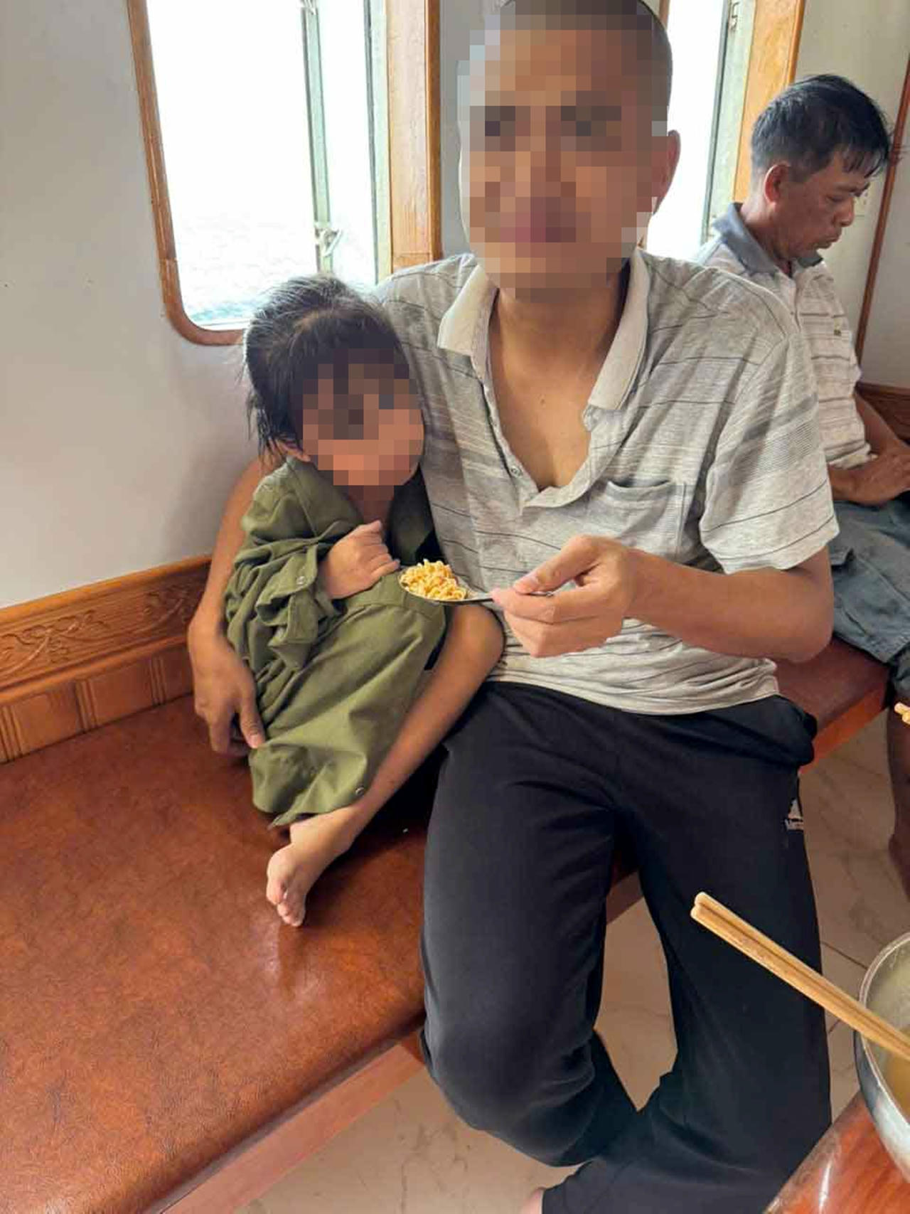2 cha con anh T được cứu l&ecirc;n t&agrave;u v&agrave;o bờ. Ảnh: CTV