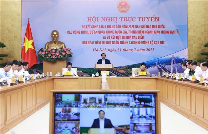 Thủ tướng Phạm Minh Ch&iacute;nh chủ tr&igrave; hội nghị. Ảnh: Dương Giang/TTXVN
