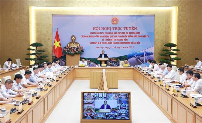 Thủ tướng Phạm Minh Ch&iacute;nh chủ tr&igrave; hội nghị. Ảnh: Dương Giang/TTXVN