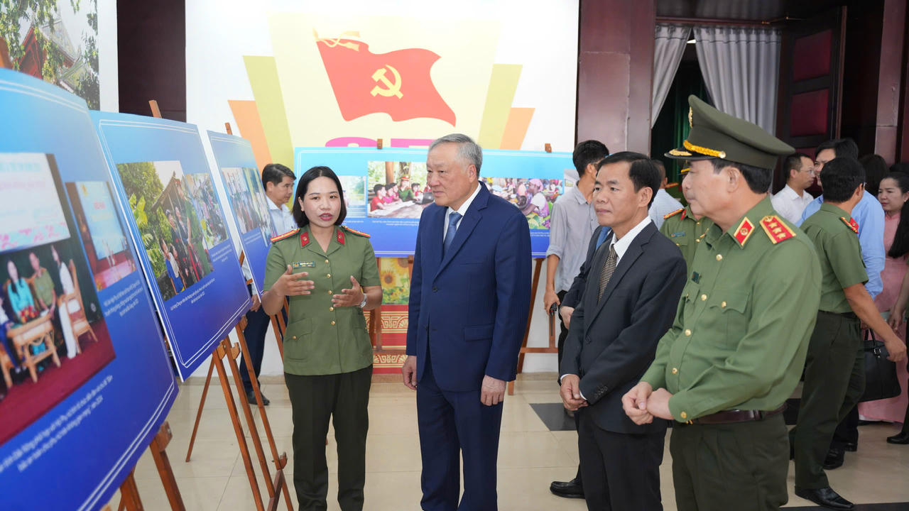 Ph&oacute; Thủ tướng thường trực Nguyễn H&ograve;a B&igrave;nh dự lễ ph&aacute;t động to&agrave;n quốc hưởng ứng Ng&agrave;y Thế giời v&agrave; Ng&agrave;y to&agrave;n d&acirc;n ph&ograve;ng, chống mua b&aacute;n người diễn ra tại TP Huế
