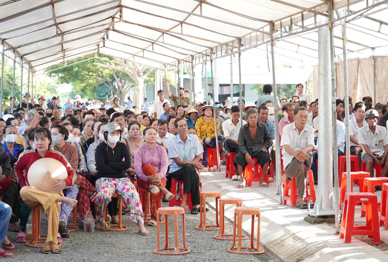 H&agrave;ng trăm người d&acirc;n theo d&otilde;i tại phi&ecirc;n t&ograve;a.