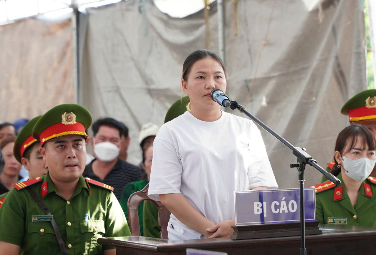 HĐXX tuy&ecirc;n phạt bị c&aacute;o B&ugrave;i Hồng Nhi - 01 năm t&ugrave; giam về tội &ldquo;Chống người thi h&agrave;nh c&ocirc;ng vụ&rdquo;.
