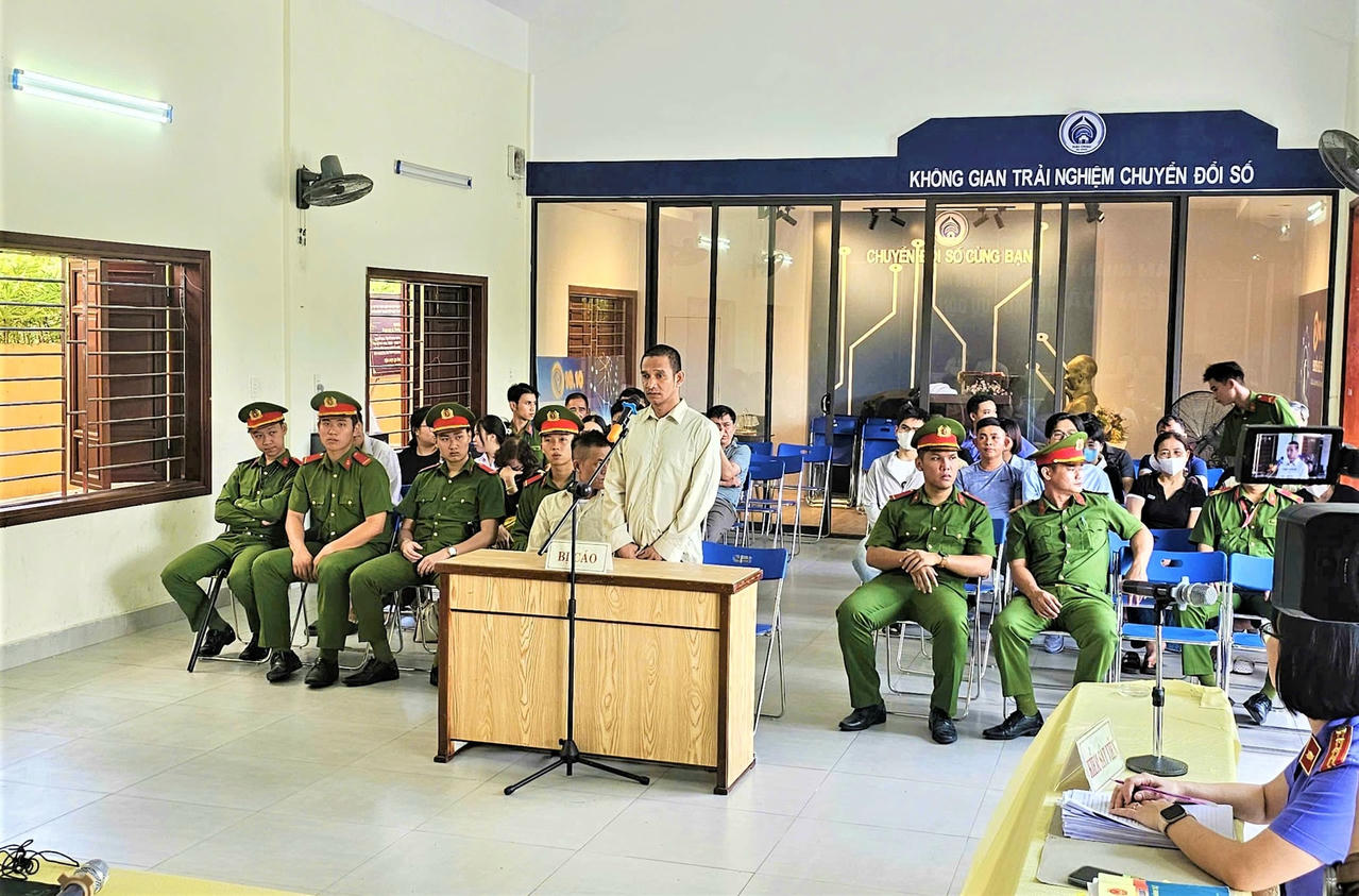 Quang cảnh phi&ecirc;n x&eacute;t xử.