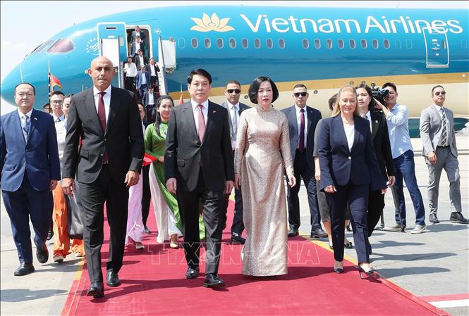 Lễ đ&oacute;n Chủ tịch nước Lương Cường v&agrave; Phu nh&acirc;n tại s&acirc;n bay quốc tế Cairo, Ai Cập. Ảnh: L&acirc;m Kh&aacute;nh/TTXVN