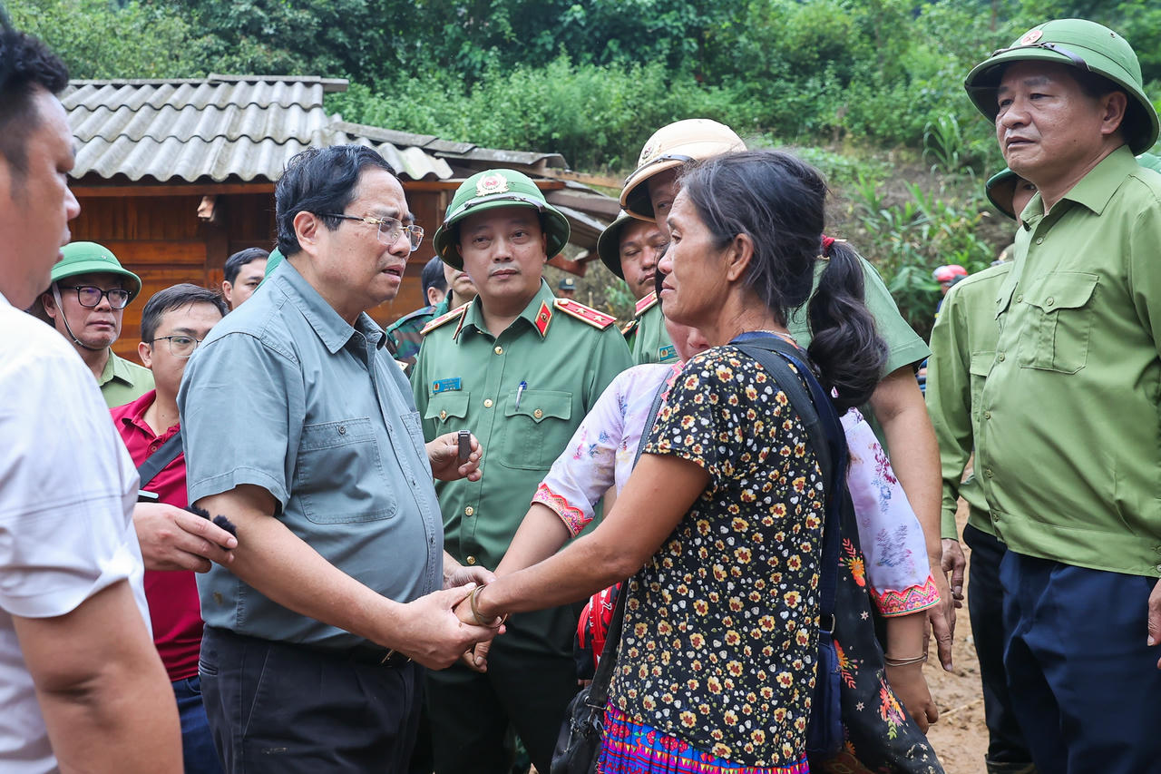 Thủ tướng Phạm Minh Ch&iacute;nh thăm hỏi, động vi&ecirc;n người d&acirc;n chịu ảnh hưởng, thiệt hại nặng nề do mưa lũ, sạt lở đất - Ảnh: VGP/Nhật Bắc