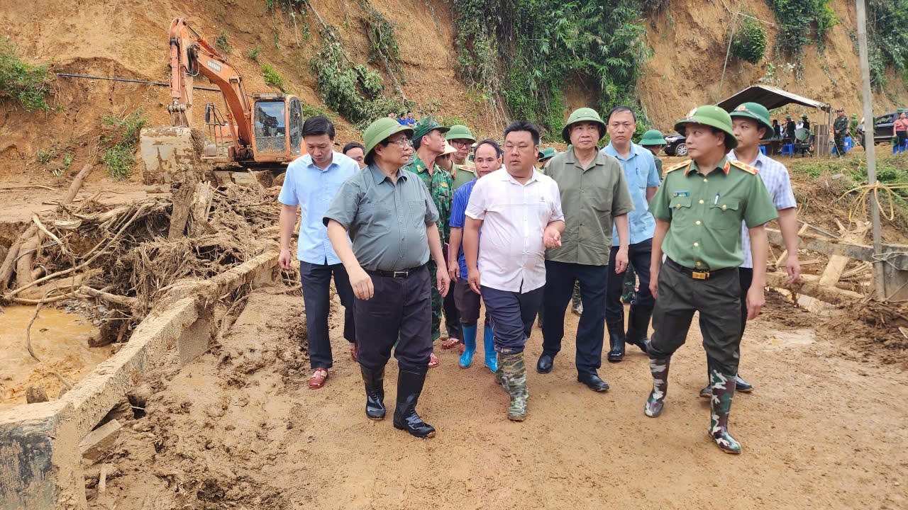 Thủ tướng y&ecirc;u cầu tập trung khắc phục nhanh nhất hậu quả do lũ ống, lũ qu&eacute;t, sạt lở đất g&acirc;y ra, kh&ocirc;ng để người d&acirc;n bị đ&oacute;i, kh&aacute;t, r&eacute;t, kh&ocirc;ng c&oacute; chỗ ở - Ảnh: VGP/Nhật Bắc.