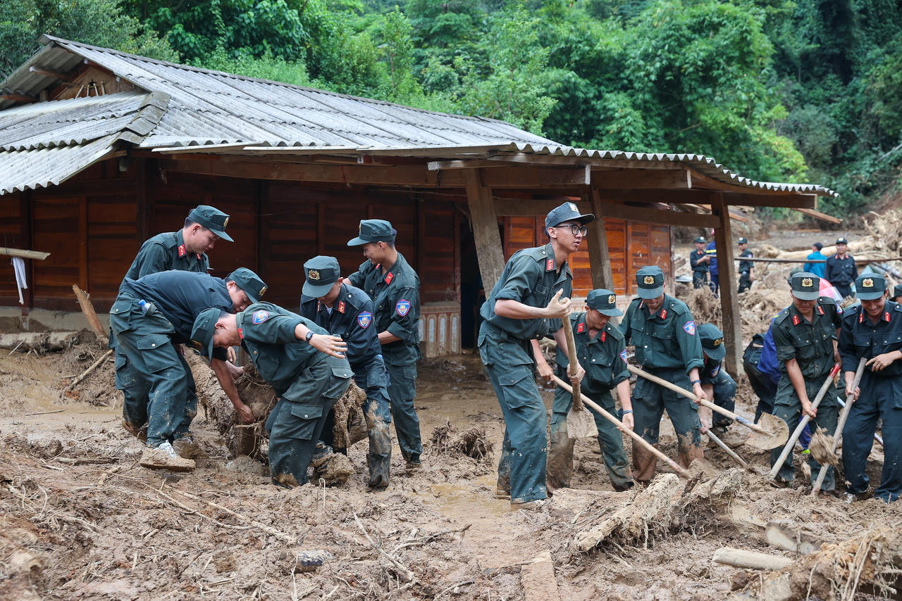 Lực lượng Qu&acirc;n đội, C&ocirc;ng an v&agrave; c&aacute;c lực lượng địa phương đ&atilde; huy động gần 1.300 người, tiếp cận được hiện trường c&aacute;c khu vực xảy ra lũ qu&eacute;t để thực hiện c&ocirc;ng t&aacute;c t&igrave;m kiếm cứu nạn, khắc phục hậu quả thi&ecirc;n tai - Ảnh: VGP/Nhật Bắc