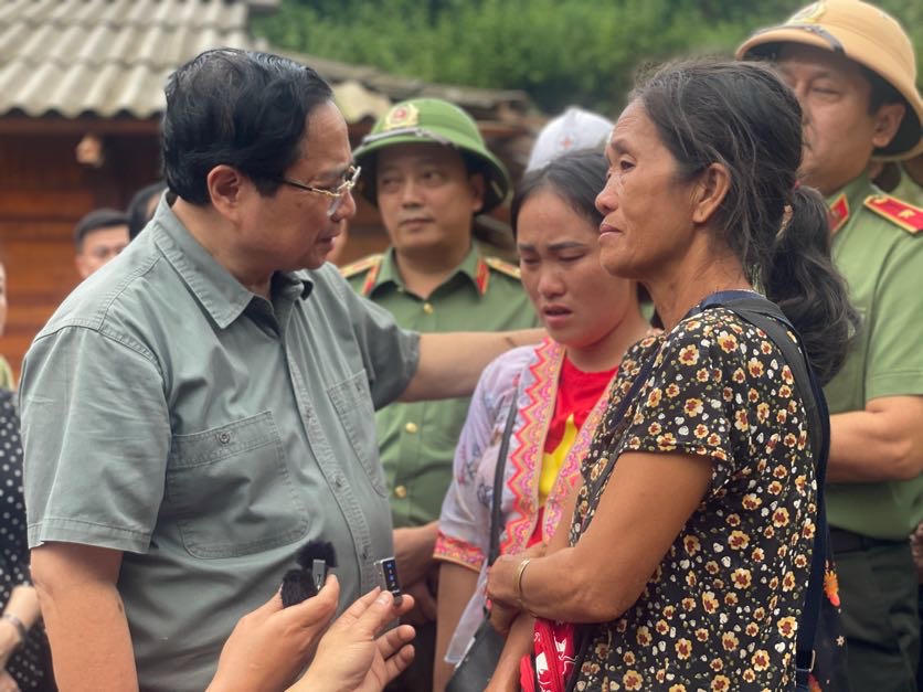 Thủ tướng Phạm Minh Ch&iacute;nh thăm hỏi, động vi&ecirc;n người d&acirc;n chịu ảnh hưởng, thiệt hại nặng nề do mưa lũ, sạt lở đất - Ảnh: VGP/Nhật Bắc