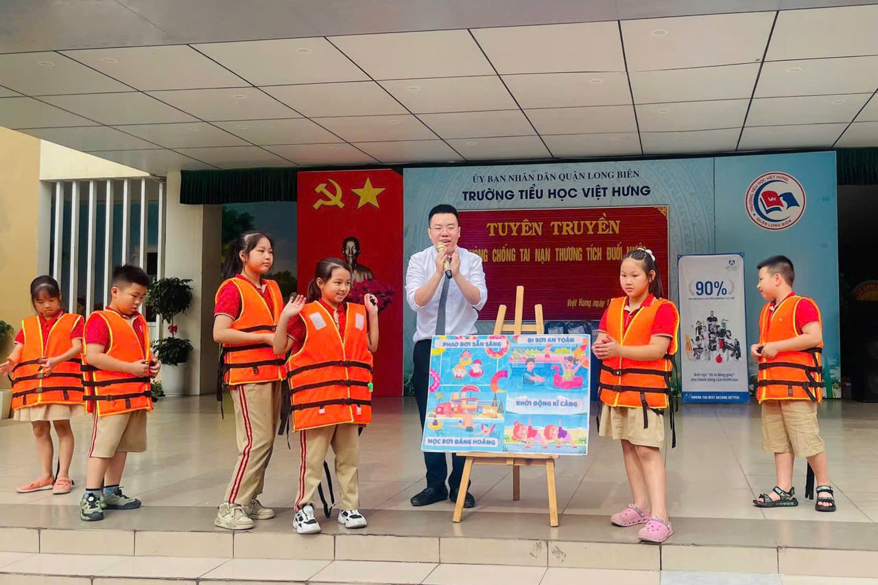 ThS. Tạ Ch&iacute; Th&agrave;nh hướng dẫn học sinh kỹ năng ph&ograve;ng chống tai nạn đuối nước. (Ảnh: NVCC)