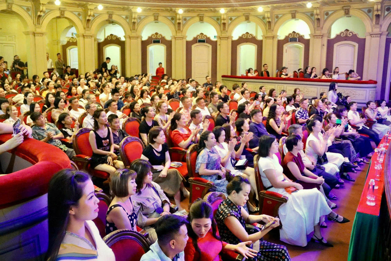 Kh&aacute;n giả chật k&iacute;n kh&aacute;n ph&ograve;ng