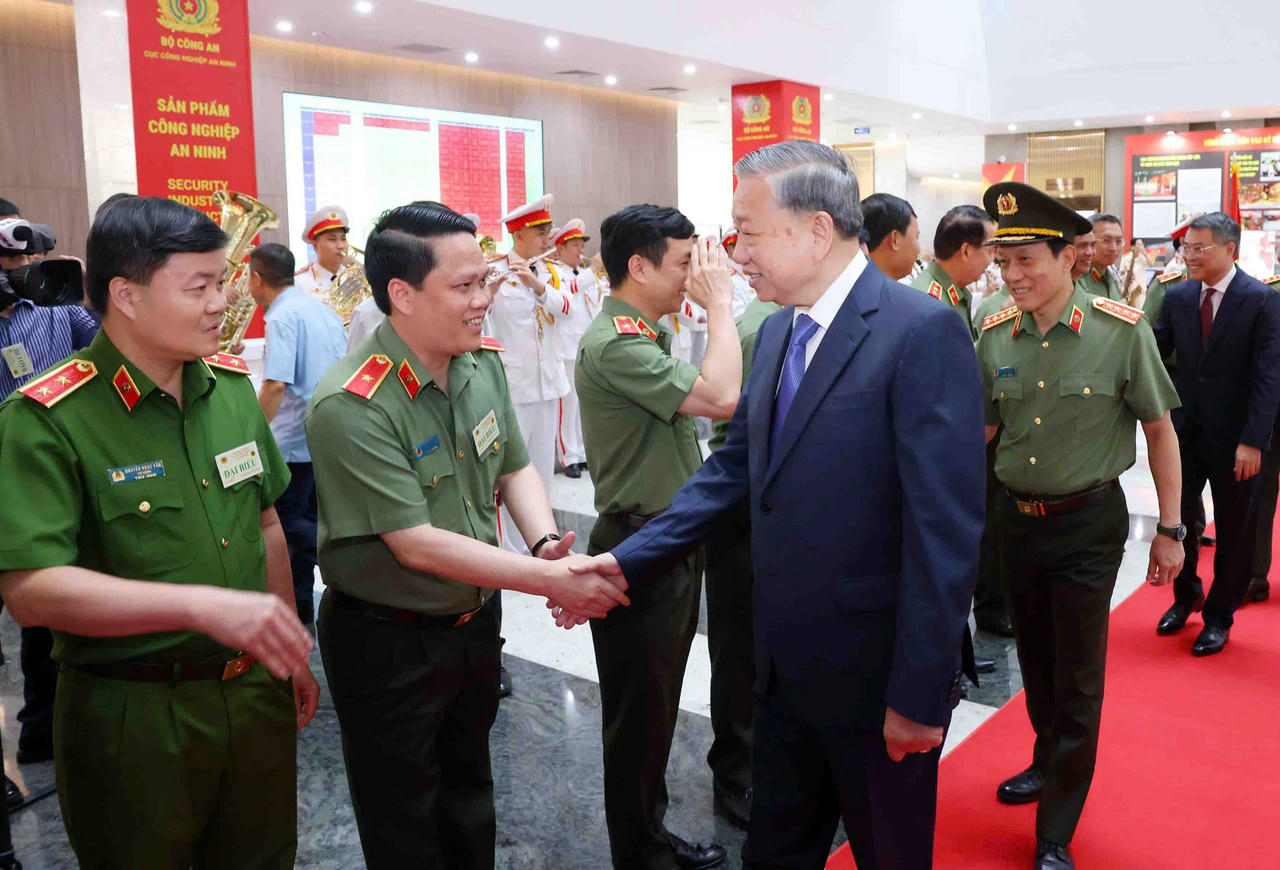 Tổng B&iacute; thư T&ocirc; L&acirc;m động vi&ecirc;n c&aacute;c đại biểu dự buổi gặp mặt.