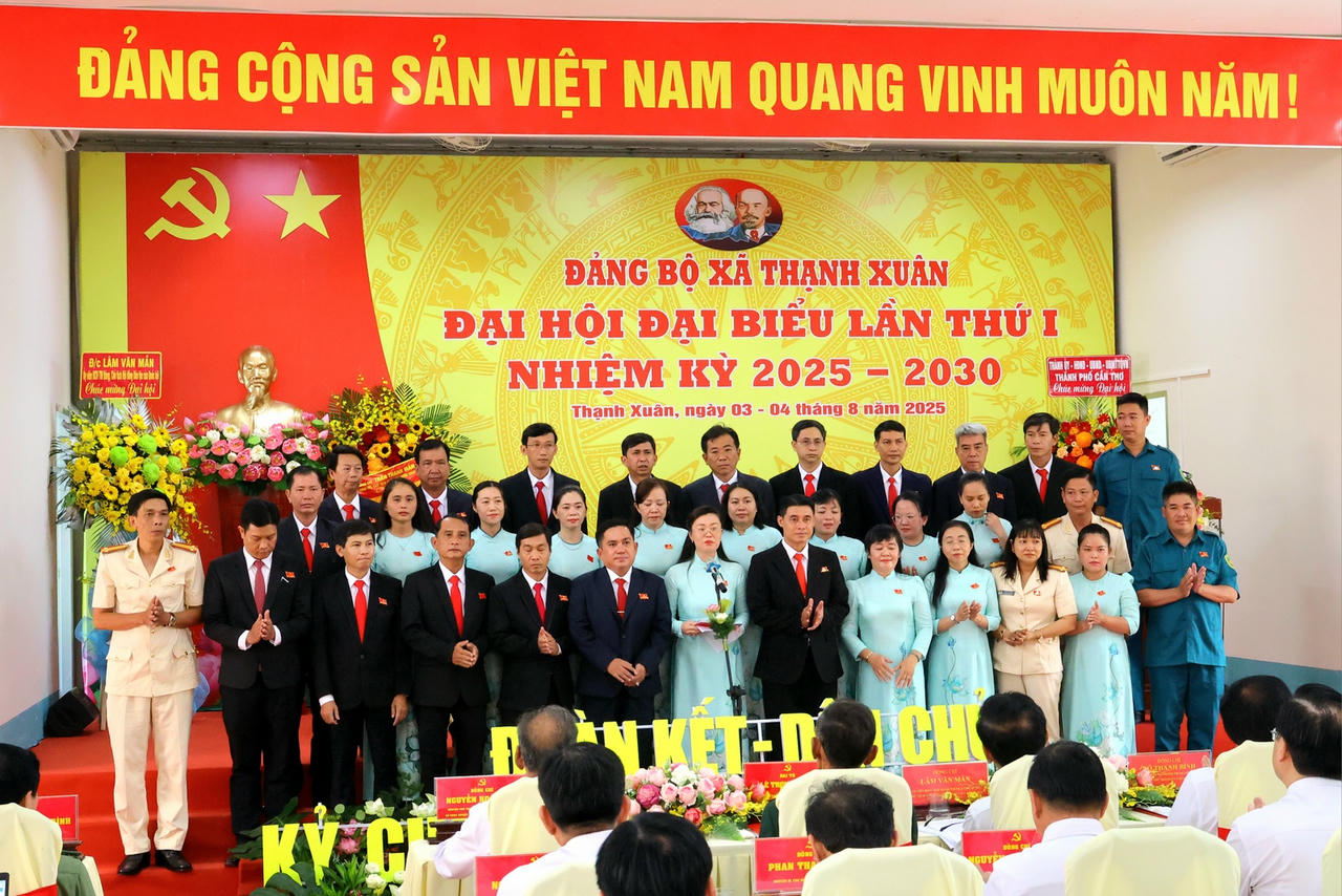 BCH Đảng bộ x&atilde; Thạnh Xu&acirc;n ra mắt tại Đại hội.