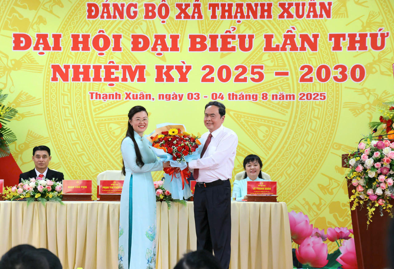 Chủ tịch Quốc hội Trần Thanh Mẫn ch&uacute;c mừng b&agrave; Phạm Thị Th&ugrave;y Dung - B&iacute; thư Đảng ủy x&atilde; Thạnh Xu&acirc;n