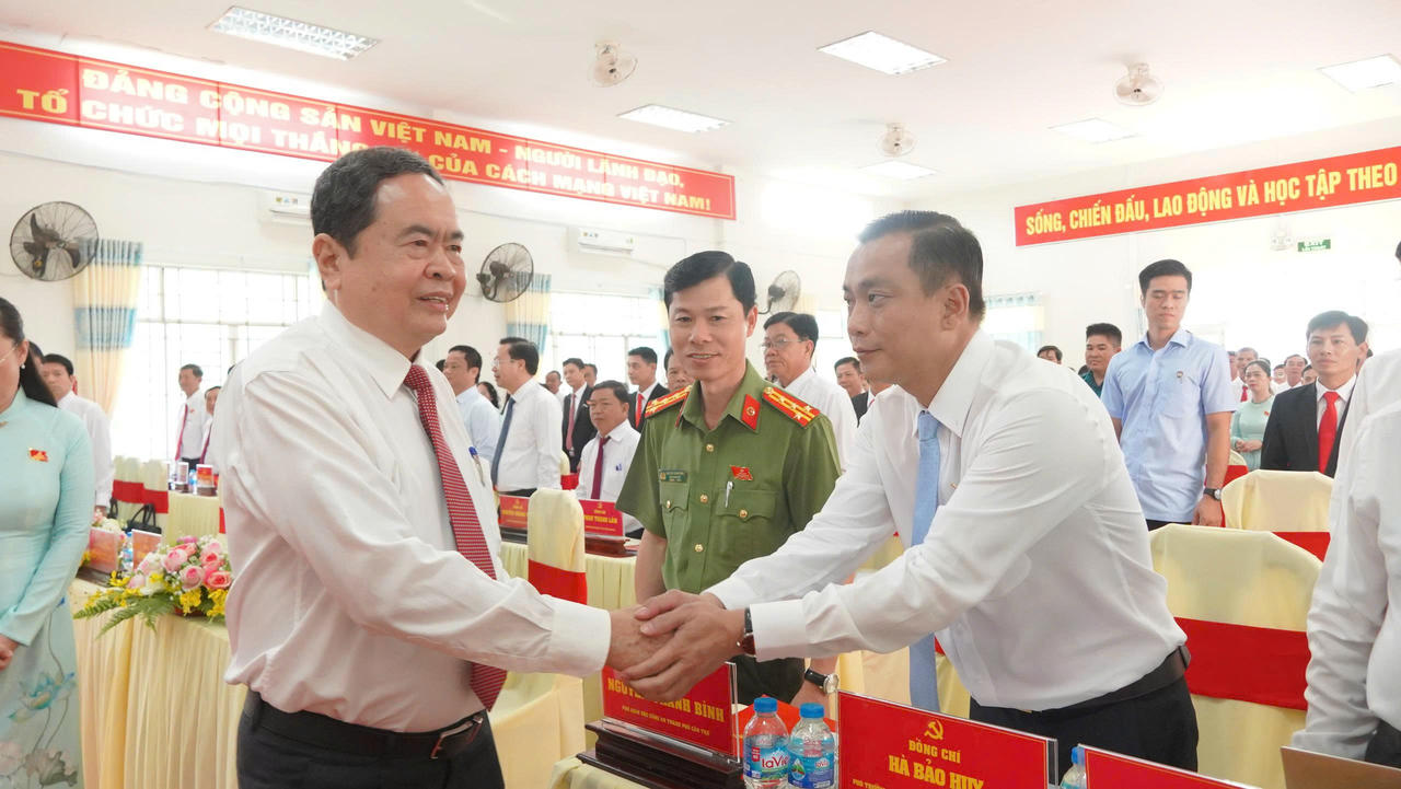Chủ tịch Quốc hội Trần Thanh Mẫn bắt tay c&aacute;c đại biểu tại Đại hội
