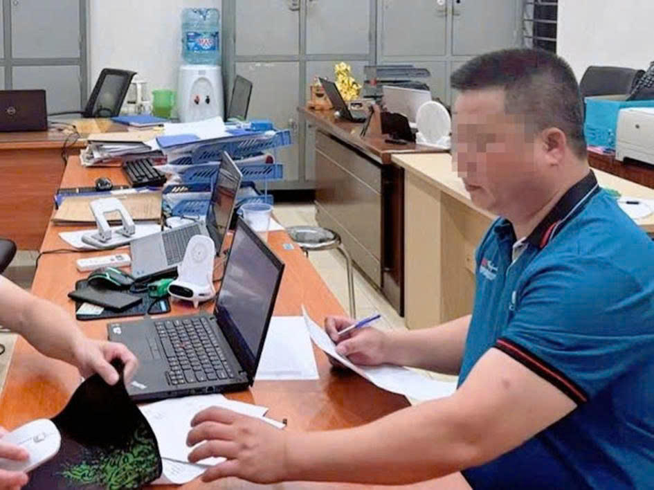 Anh B.T.S l&agrave;m việc tại cơ quan C&ocirc;ng an. (Ảnh: CACC).