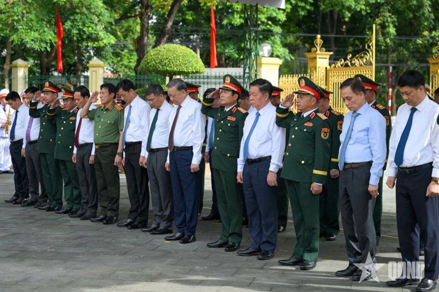 Tổng B&iacute; thư T&ocirc; L&acirc;m v&agrave; c&aacute;c đại biểu d&acirc;ng hương tưởng niệm c&aacute;c Anh h&ugrave;ng liệt sĩ Qu&acirc;n đo&agrave;n 12 (Ảnh: B&aacute;o QĐND)