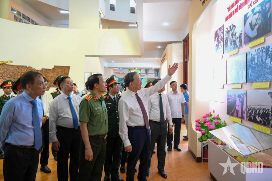 Tổng B&iacute; thư T&ocirc; L&acirc;m v&agrave; c&aacute;c đại biểu đi thăm Bảo t&agrave;ng Qu&acirc;n đo&agrave;n 12 (Ảnh: B&aacute;o QĐND)