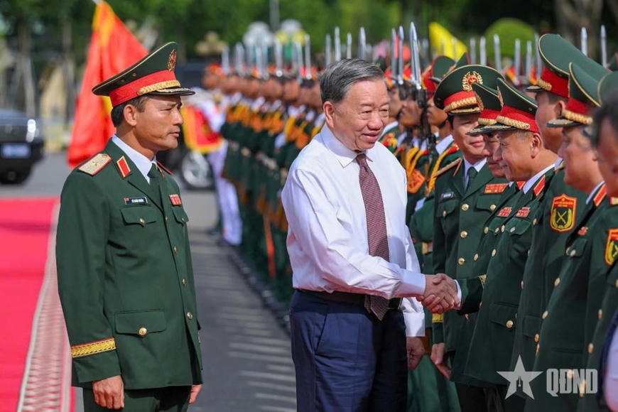 Tổng B&iacute; thư T&ocirc; L&acirc;m thăm v&agrave; l&agrave;m việc tại Qu&acirc;n đo&agrave;n 12, Ninh B&igrave;nh (Ảnh: B&aacute;o QĐND)