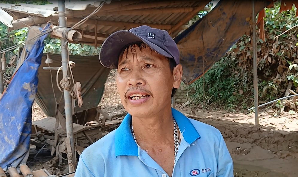 Anh Thắng cho biết chưa khi n&agrave;o thấy lũ lớn như trận lũ vừa qua. Ảnh: Hữu Anh