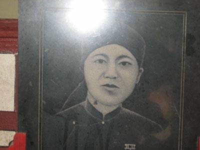 Sư c&ocirc; Th&iacute;ch Đ&agrave;m Hiền &ndash; Nữ tu dũng cảm kho&aacute;c tr&ecirc;n chiến b&agrave;o kh&ocirc;ng ch&uacute;t sợ sợ xong pha ra chiến trường