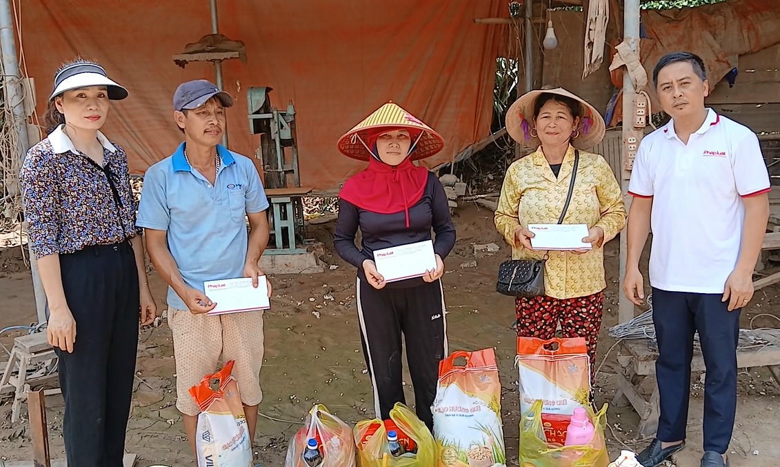 Đại diện B&aacute;o Ph&aacute;p luật Việt Nam di chuyển bằng thuyền v&agrave;o Bản Chắn trao qu&agrave; cho b&agrave; con bị thiệt hại. Ảnh: Hữu Anh
