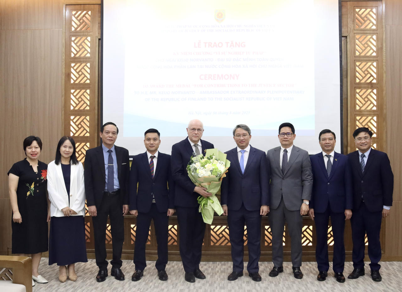 Bộ trưởng Nguyễn Hải Ninh c&ugrave;ng đại diện c&aacute;c đơn vị thuộc Bộ chụp ảnh lưu niệm với Đại sứ Keijo Norvanto c&ugrave;ng đo&agrave;n c&ocirc;ng t&aacute;c.