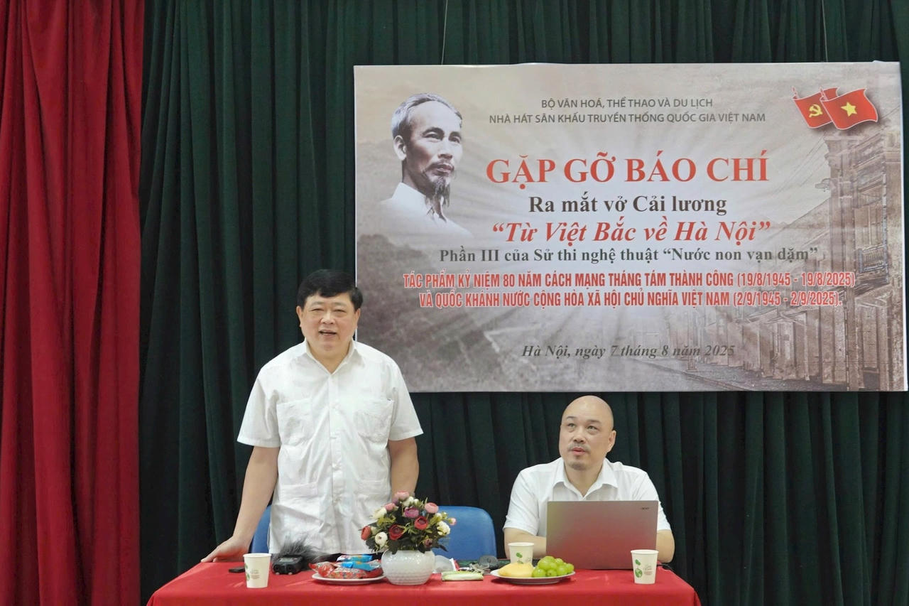 T&aacute;c giả kịch bản PGS.TS Nguyễn Thế Kỷ chia sẻ về vở diễn (ảnh P.V)