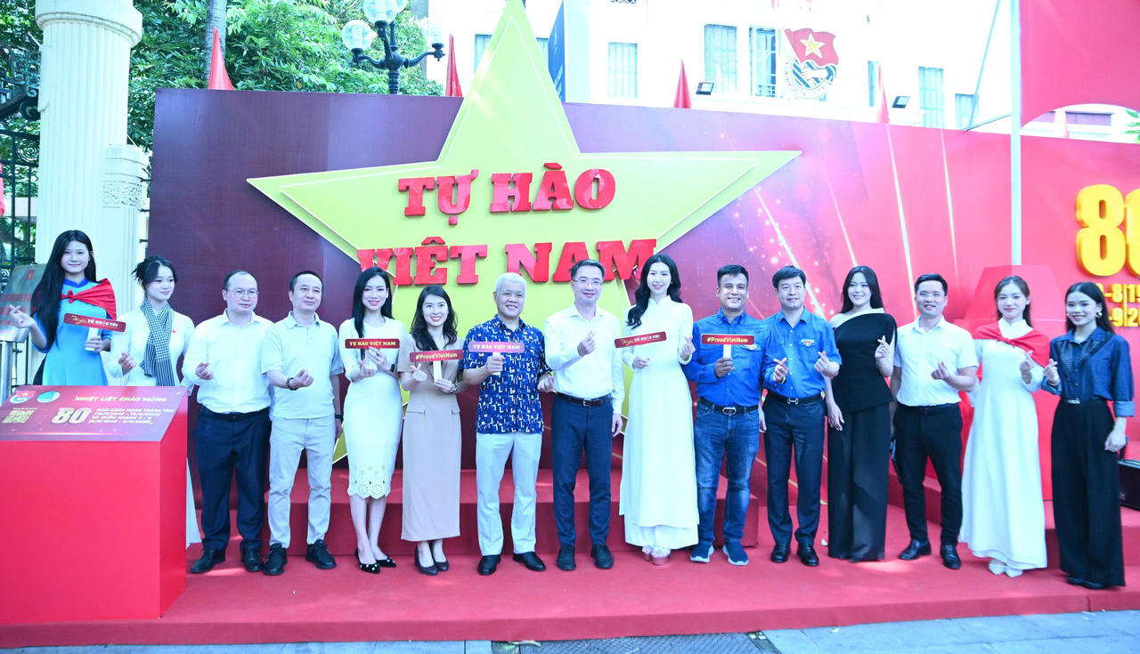 C&aacute;c đại biểu c&ugrave;ng &ldquo;flex&rdquo; t&igrave;nh y&ecirc;u Tổ quốc, tự h&agrave;o Việt Nam (Ảnh: Đ.Hải)