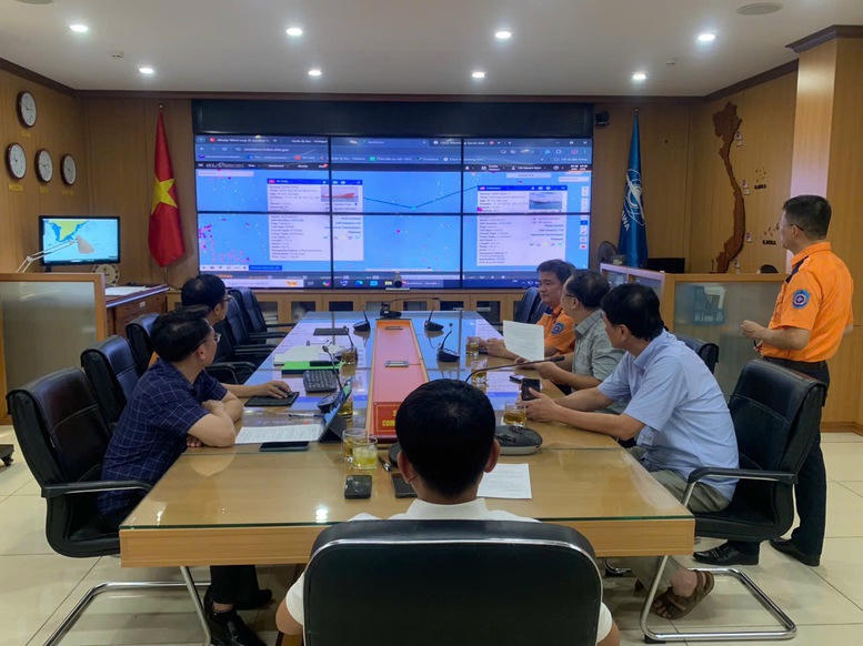 Cục trưởng Cục H&agrave;ng hải v&agrave; Đường thủy Việt Nam L&ecirc; Đỗ Mười trực tiếp chỉ đạo hoạt động t&igrave;m kiếm cứu nạn tại Sở chỉ huy Trung t&acirc;m