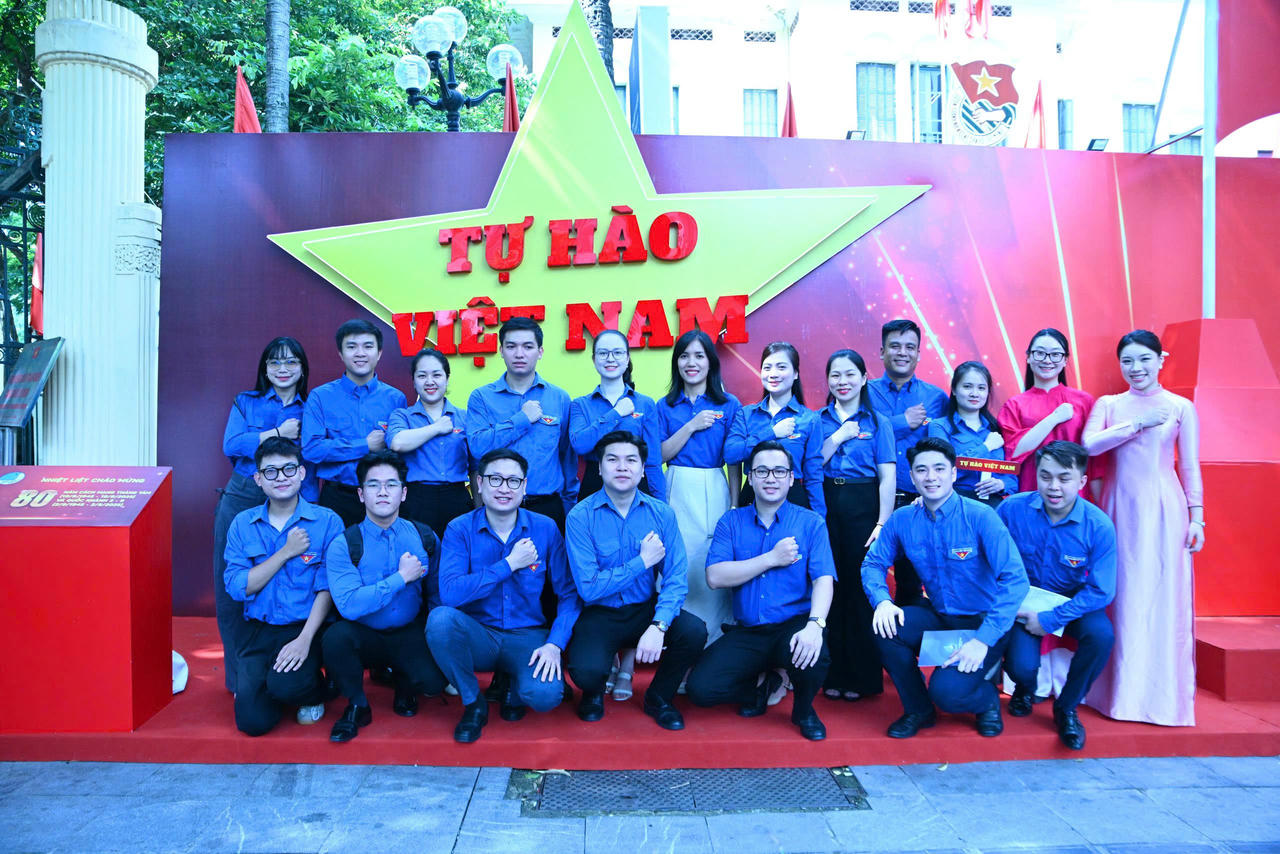 Thanh ni&ecirc;n &ldquo;flex&rdquo; t&igrave;nh y&ecirc;u Tổ quốc (Ảnh: Đ.Hải)