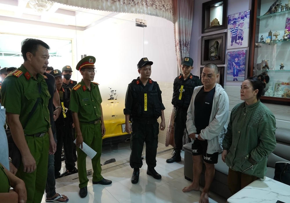 Lực lượng chức năng thi h&agrave;nh lệnh. Ảnh C&ocirc;ng an tỉnh L&acirc;m Đồng.
