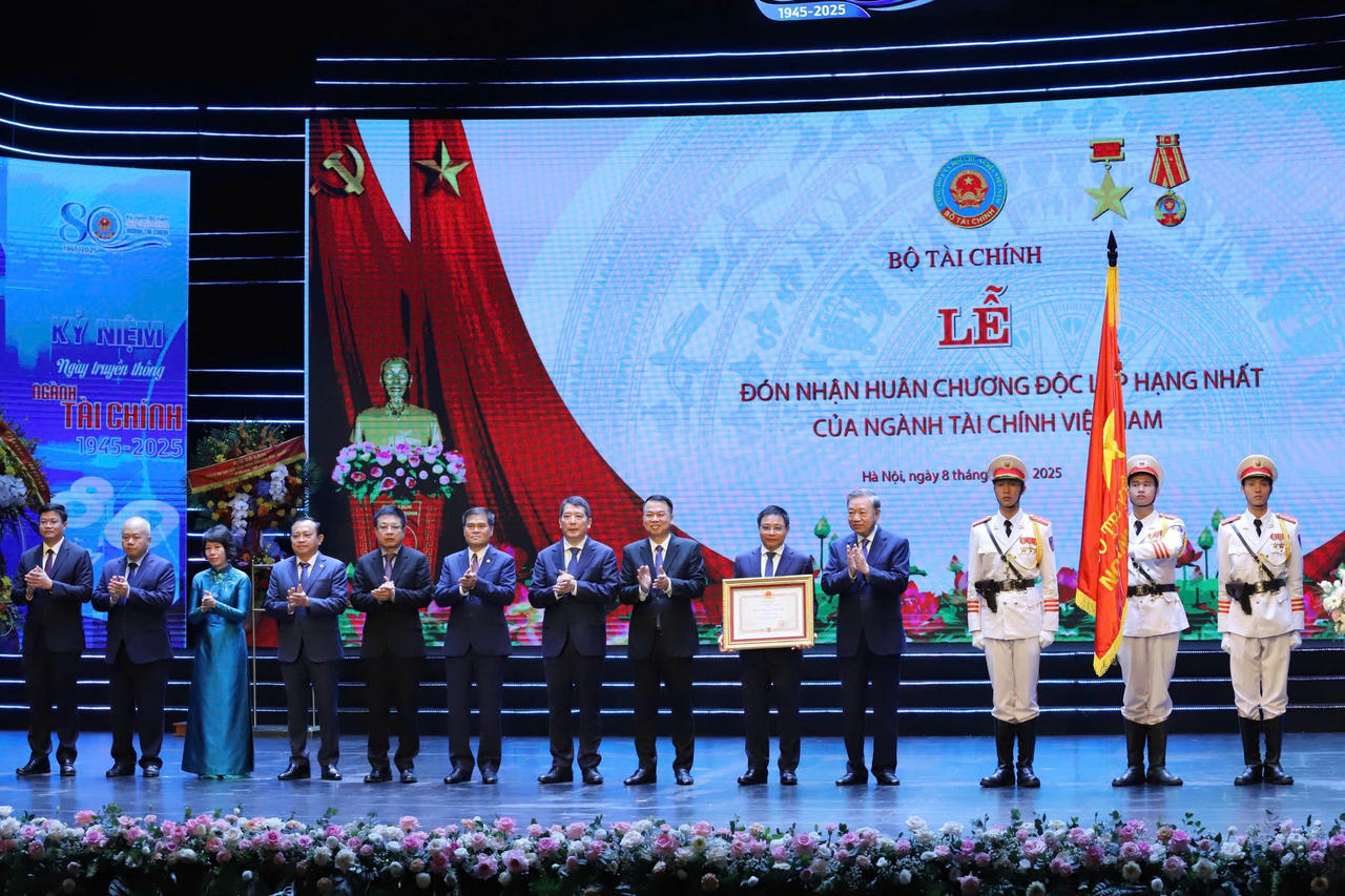 Tổng B&iacute; thư T&ocirc; L&acirc;m trao tặng Hu&acirc;n chương Độc lập hạng Nhất cho ng&agrave;nh T&agrave;i ch&iacute;nh - Ảnh: VGP/HT