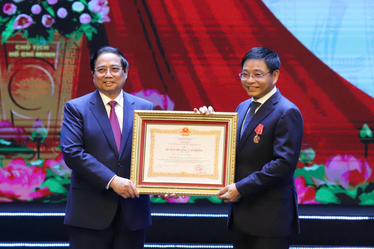 Thủ tướng Phạm Minh Ch&iacute;nh đ&atilde; trao tặng Hu&acirc;n chương Lao động hạng Nhất cho đồng ch&iacute; Nguyễn Văn Thắng, Ủy vi&ecirc;n Trung ương Đảng, Bộ trưởng Bộ T&agrave;i ch&iacute;nh - Ảnh: VGP/HT
