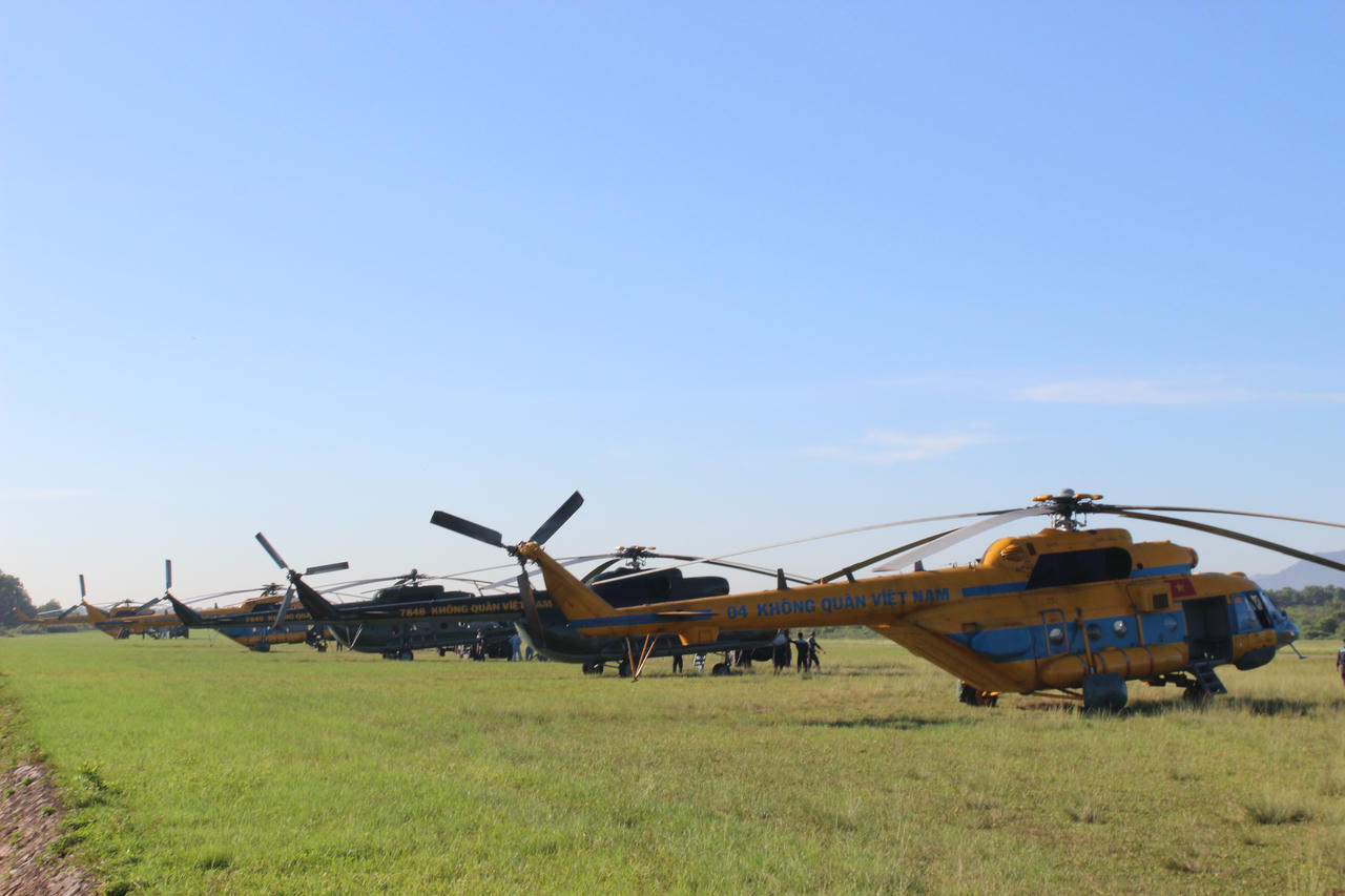 Trước giờ huấn luyện, c&aacute;c trực thăng Mi-8 v&agrave; Mi-171 được đưa v&agrave;o vị tr&iacute;.