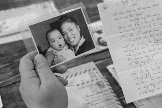 &Ocirc;ng  Ho&agrave;ng Nam Tiến  khi c&ograve;n nhỏ v&agrave; mẹ.