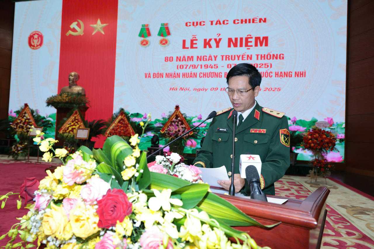 Trung tướng Nguyễn Huy Cảnh tr&igrave;nh b&agrave;y diễn văn tại buổi lễ.