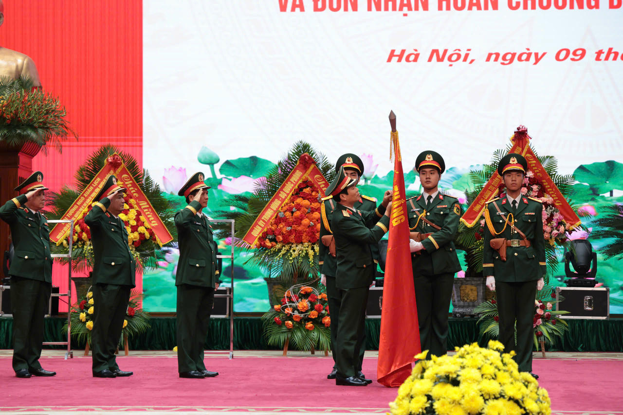Thừa ủy quyền của Chủ tịch nước, Đại tướng Nguyễn T&acirc;n Cương trao Hu&acirc;n chương Bảo vệ Tổ quốc hạng Nh&igrave; tặng Cục T&aacute;c chiến v&agrave; Cục Bản đồ trước đ&acirc;y (nay l&agrave; Cục T&aacute;c chiến).
