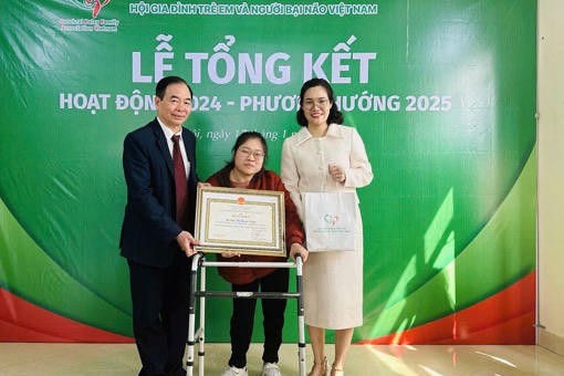 "Ngọn lửa" niềm tin, hy vọng của hai "cô gái CP"