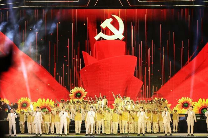Tiết mục văn nghệ &ldquo;L&aacute; cờ Đảng&rdquo;. Ảnh: Tuấn Anh/TTXVN
