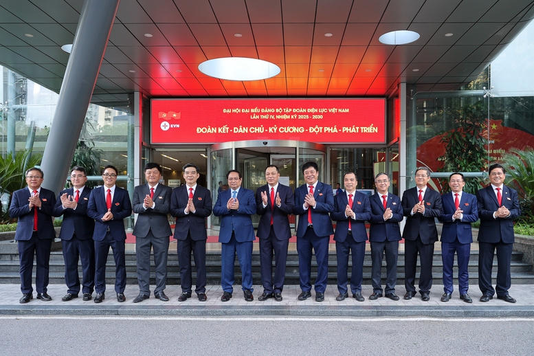 Thủ tướng Phạm Minh Ch&iacute;nh với c&aacute;c đại biểu l&atilde;nh đạo Tập đo&agrave;n Điện lực Việt Nam - Ảnh: VGP/Nhật Bắc