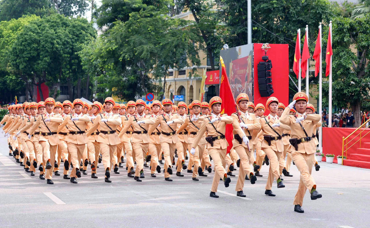 Khối nam cảnh s&aacute;t giao th&ocirc;ng.