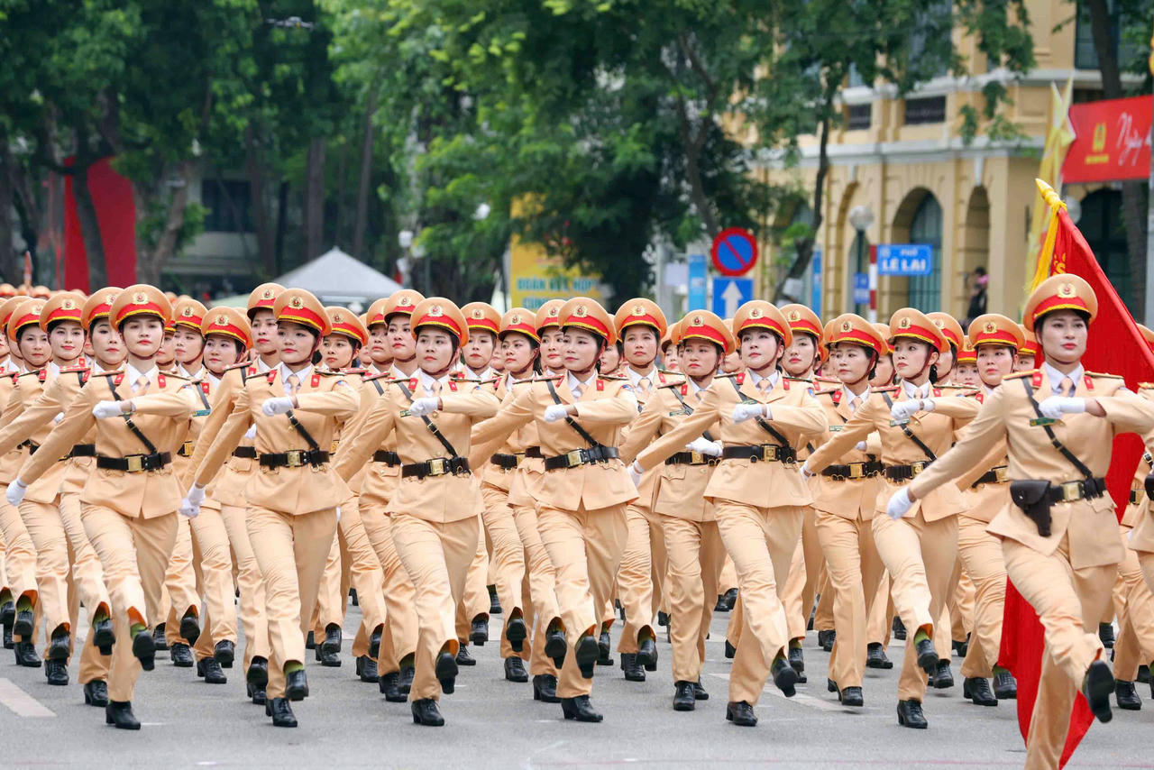 Khối nữ cảnh s&aacute;t giao th&ocirc;ng.